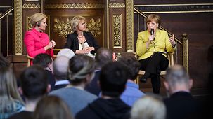 Bundeskanzlerin Angela Merkel diskutiert mit Studenten