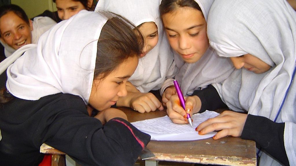 Afghanische Schülerinen machen Hausaufgaben.