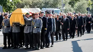 A military guard of honour for former Federal President Walter Scheel in front of the Philharmonie in Berlin