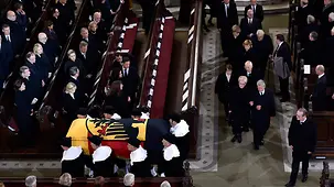 Der Sarg wird aus der Kirche getragen.