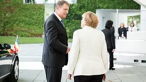 Chancellor Angela Merkel welcomes Romania's President Klaus Iohannis to the Federal Chancellery.