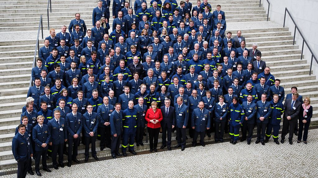 Bundeskanzlerin Angela Merkel und Thomas de Maizière, Bundesminister des Inneren, würdigen die Arbeit von Einsatzkräften des THW und des Bundesamtes für Bevölkerungsschutz und Katastrophenhilfe.