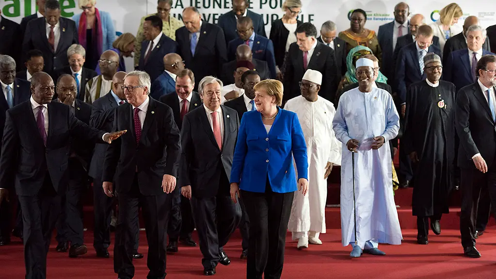 Die Teilnehmer des EU-Afrika-Gipfels verlassen nach dem Familienfoto ihre Positionen.