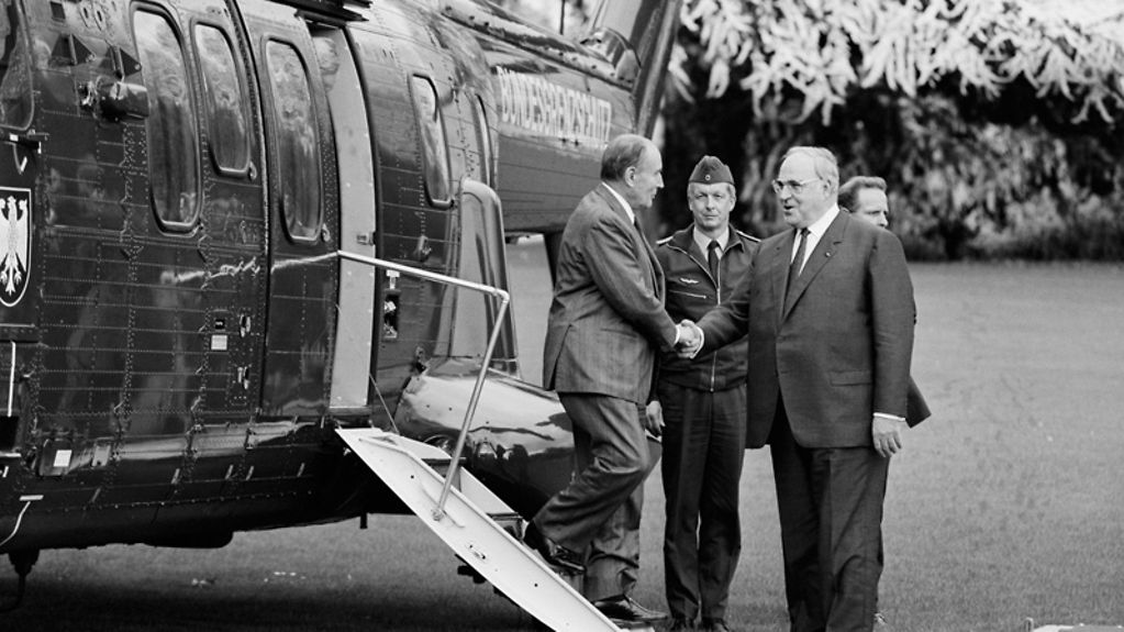 Bundeskanzler Helmut Kohl (r.) begrüßt Francois Mitterrand, Präsident der Französischen Republik, auf dem Hubschrauberlandeplatz im Park des Bundeskanzleramtes.