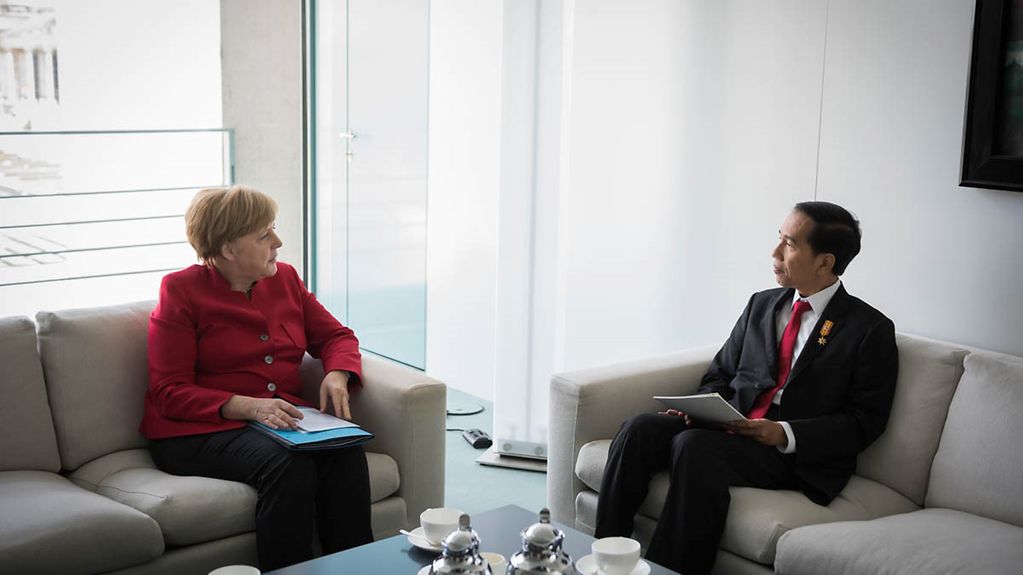 Bundeskanzlerin Angela Merkel unterhält sich mit dem indonesischen Präsidenten Joko Widodo.