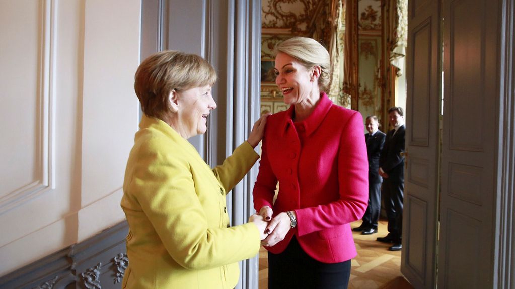 Bundeskanzlerin Angela Merkel wird der dänischen Ministerpräsidentin Helle Thorning-Schmidt begrüßt.