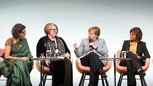 Bundeskanzlerin Angela Merkel bei einer Diskussio des Woman20 Summits.