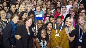 Gruppenbild der Teilnehmerinnen des Woman20 Summits mit Bundeskanzlerin Angela Merkel.