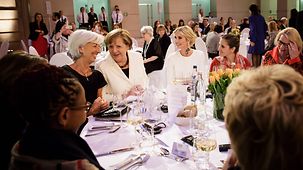 Bundeskanzlerin Angela Merkel bei einem Gala-Dinner anlässlich des Woman20 Summits mit Christine Lagarde.