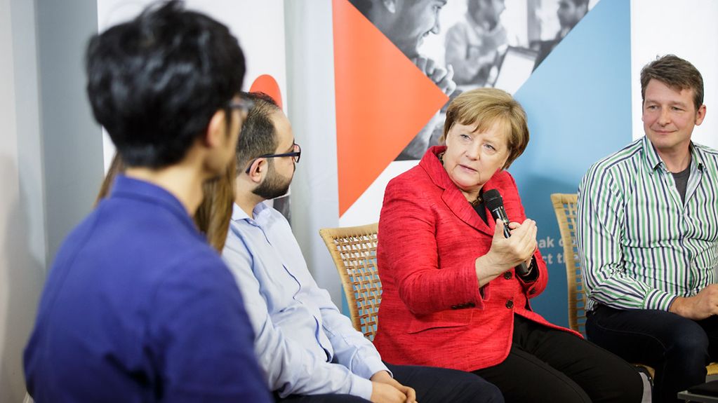 Bundeskanzlerin Angela Merkel beim Besuch der "ReDI School of Digital Integration".