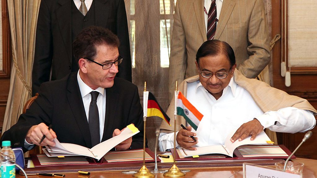 Bundesentwicklungsminister Gerd Müller und der indische Finanzminister Chidambaram bei der Unterzeichnung von zwei Abkommen über Entwicklungszusammenarbeit