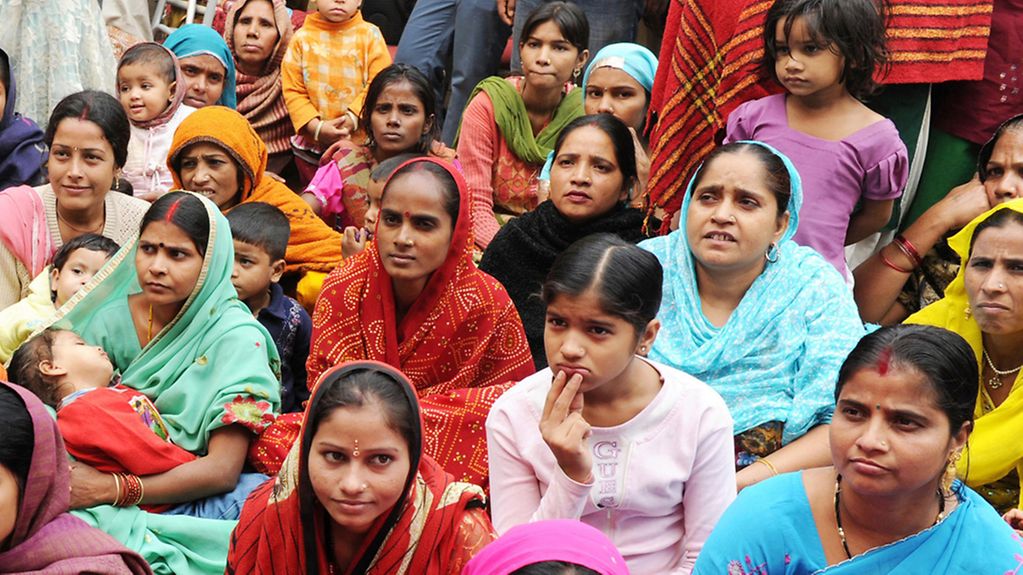 Frauen und Kinder einer Schule im Slumprojekt Rangpuri Pahadi in Dehli