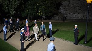 La chancelière fédérale arrive pour le dîner au château de Cardiff