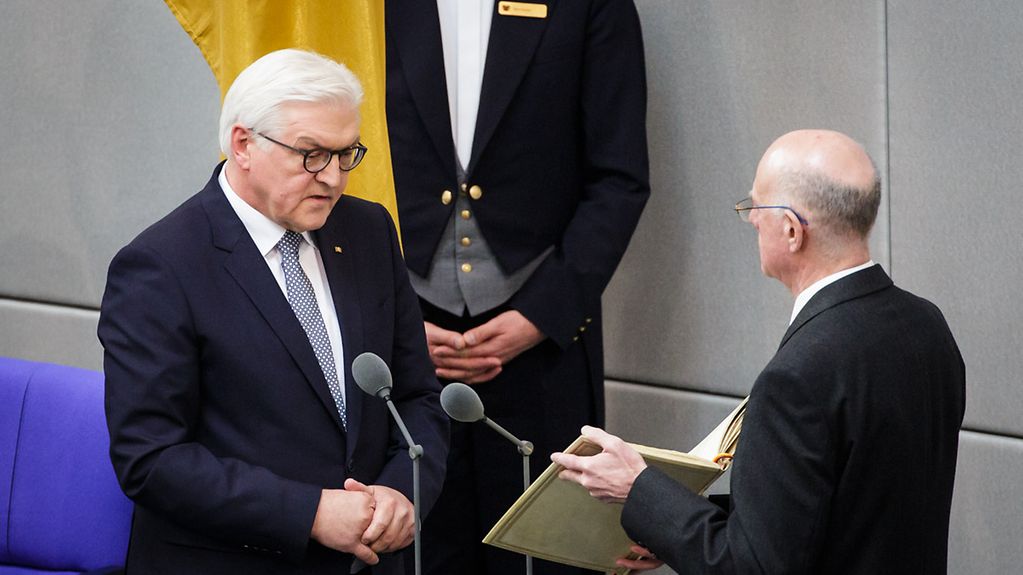 Bundespräsident Frank-Walter Steinmeier legt im Bundestag vor Bundestagspräsident Norbert Lammert den Amtseid ab.