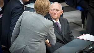 Bundeskanzlerin Angela Merkel gratuliert Wolfgang Schäuble.
