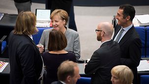 Bundeskanzlerin Angela Merkel unterhält sich mit Anton Hofreiter.