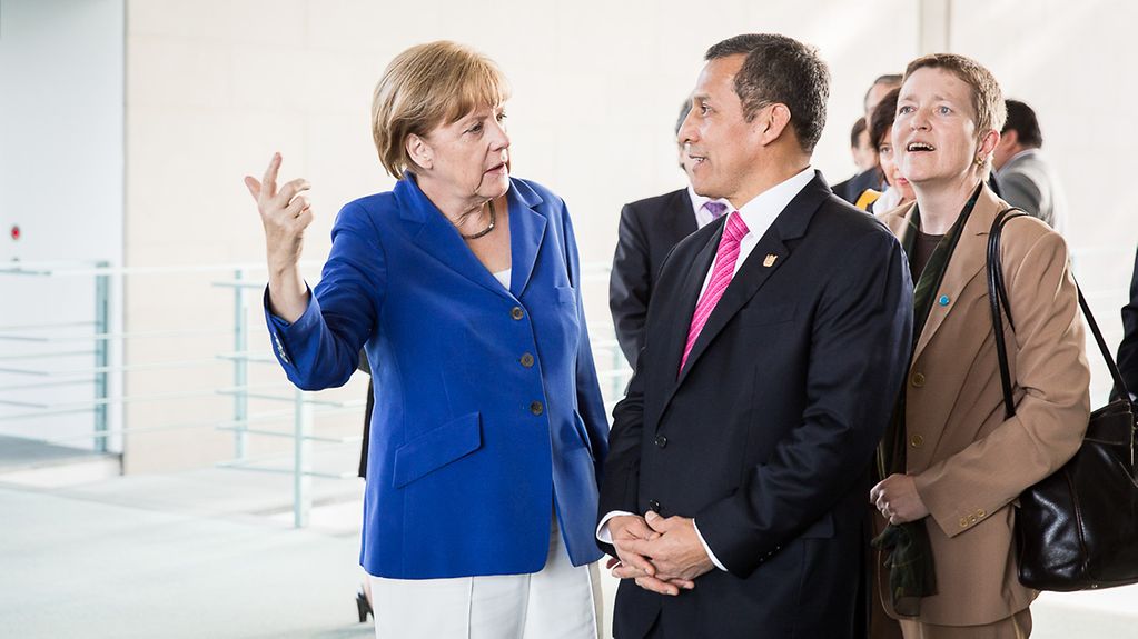 Angela Merkel and Ollanta Humala deep in discussion