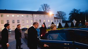Bundeskanzlerin Angela Merkel steigt vor Schloss Bellevue ins Auto.