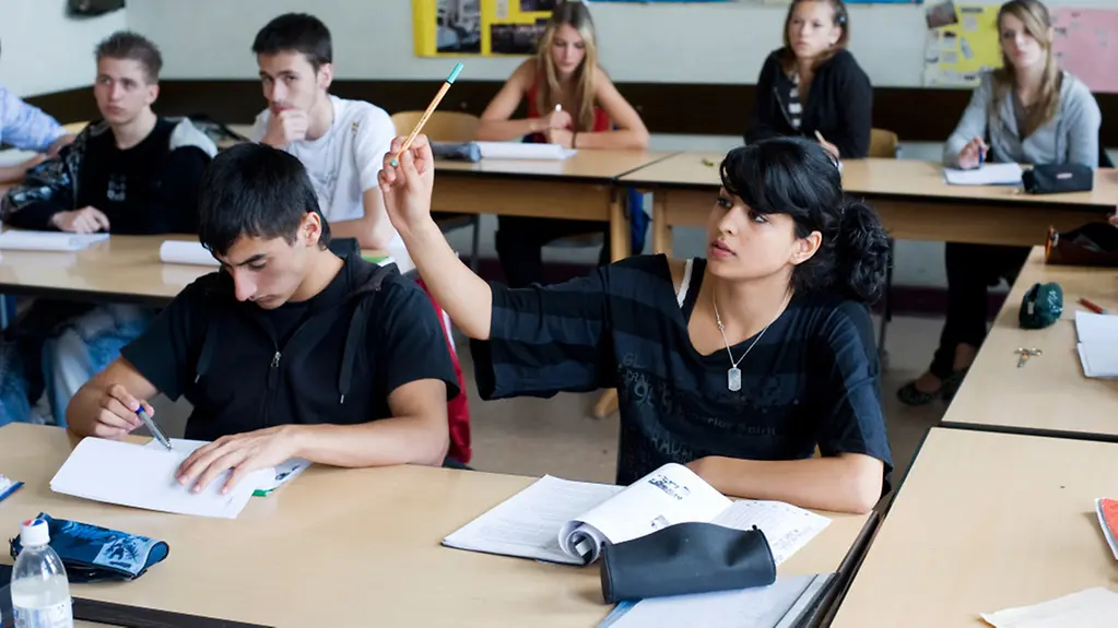 Schülerinnen und Schüler in im Unterricht.