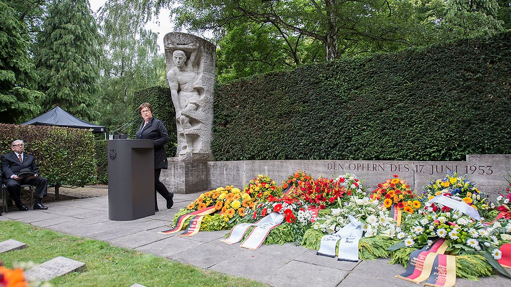 Bundeswirtschaftsministerin Zypries beim Gedenken für die Opfer des 17. Juni 1953 in Berlin.