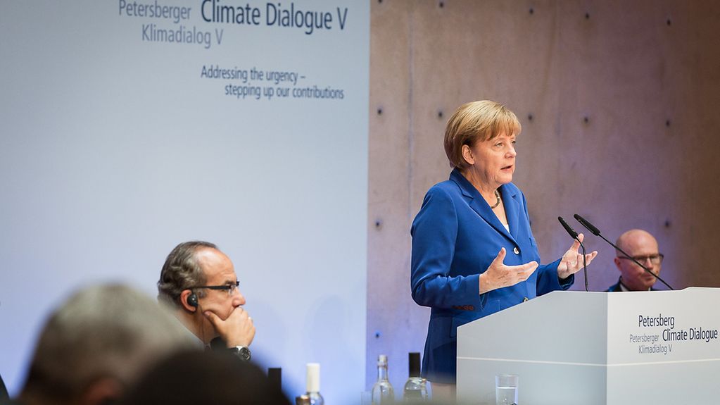 La chancelière fédérale prend la parole au cours du Dialogue de Petersberg sur le climat.