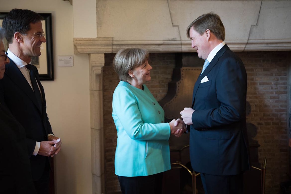 Bundeskanzlerin Angela Merkel wird von Willem-Alexander, König der Niederlande, begrüßt.