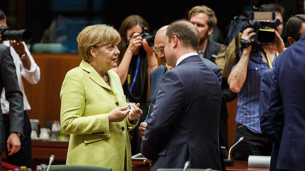 La chancelière fédérale Angela Merkel en discussion