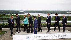 Bundeskanzlerin Angela Merkel und die G7-Staats- und Regierungschefs nach dem Familienfoto.