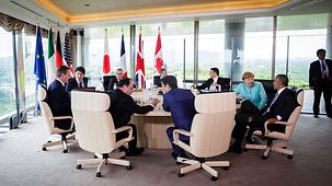 Bundeskanzlerin Angela Merkel und die G7-Staats- und Regierungschefs zu Beginn der ersten Arbeitssitzung.