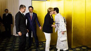 Akie Abe begrüßt Bundeskanzlerin Angela Merkel und ihren Ehemann Joachim Sauer.