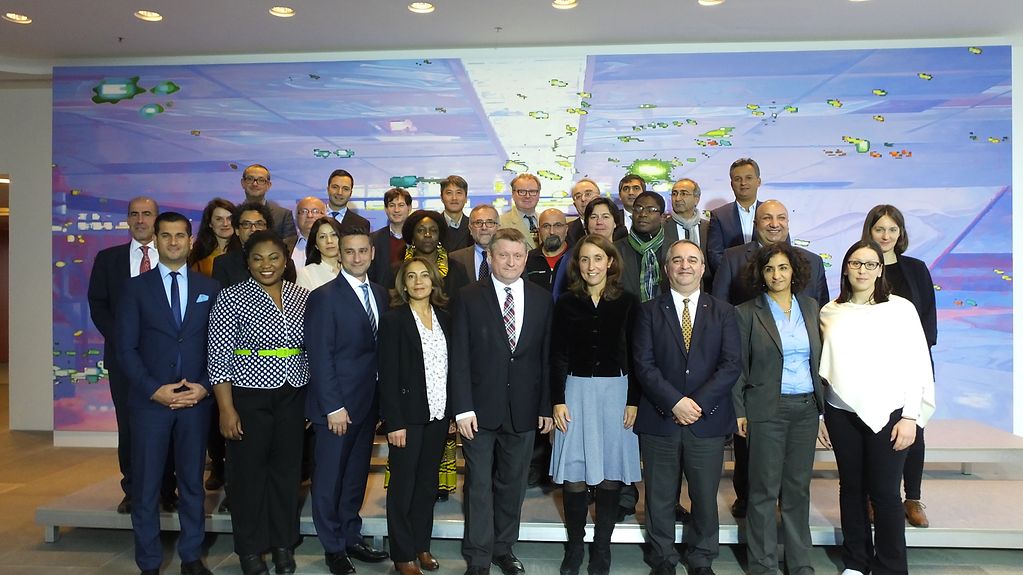 Staatsministerin Özoğuz gemeinsam mit den Teilnehmerinnen und Teilnehmern des Integrationspolitischen Dialogs am 13.10.2015 im Bundeskanzleramt