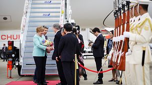 Bundeskanzlerin Angela Merkel und ihr Ehemann Joachim Sauer bei der Ankunft auf dem Flughafen Chubu Centrair International Nagoya.