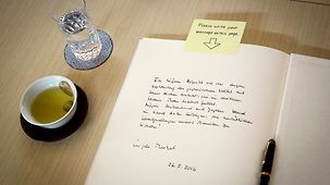 Gästebuch-Eintrag von Bundeskanzlerin Angela Merkel.