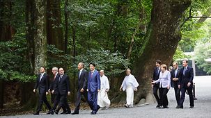 Bundeskanzlerin Angela Merkel und die G7-Staats- und Regierungschefs beim Spaziergang.