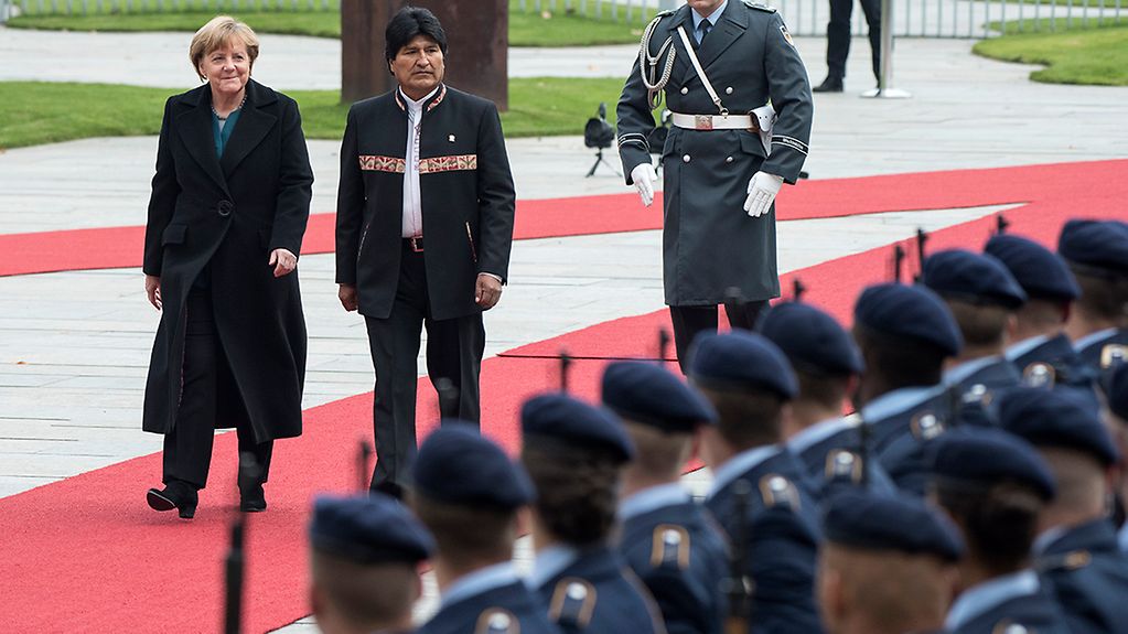 Chancellor Angela Merkel welcomes Bolivia's President Evo Morales with military honours.