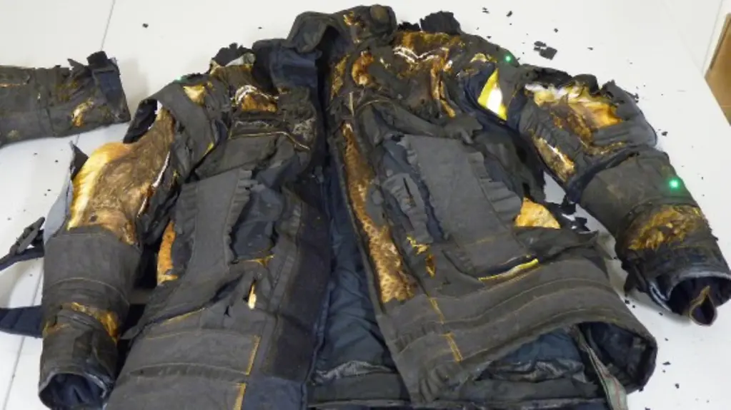 Eine Feuerwehrjacke ist teilweise verbrannt