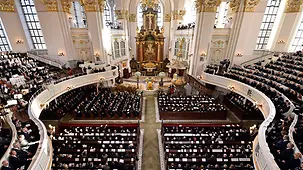 Vue de la cérémonie nationale en hommage à Helmut Schmidt en l’église Saint-Michel de Hambourg