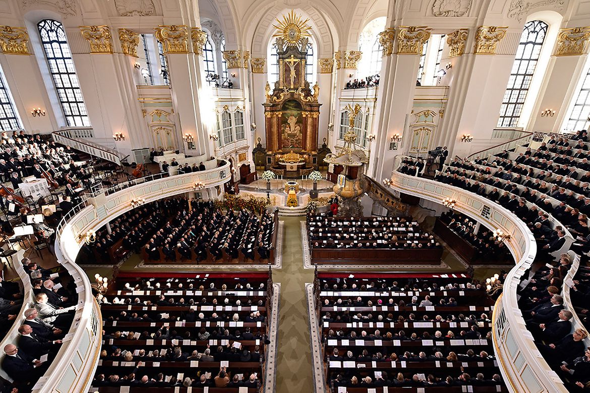 Vue de la cérémonie nationale en hommage à Helmut Schmidt en l’église Saint-Michel de Hambourg
