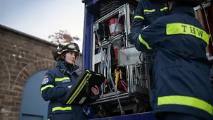 Tina Mühle überprüft die Ausstattung eines THW-Einsatzfahrzeugs