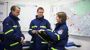 Teambesprechung von THW-Mitarbeiterin Tina Mühle und Kollegen.