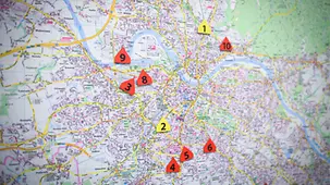 An einer Karte sind die Einsatzorte des THW Dresden gepinnt.