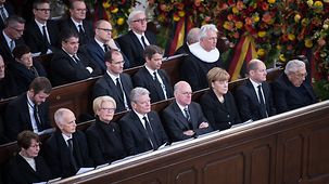 Au premier rang, des membres de la famille d’Helmut Schmidt et des invités, dont Angela Merkel