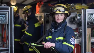 Tina Mühle (25) trägt eine Uniform des THW und prüft die Ausstattung in einem Einsatzfahrzeug.