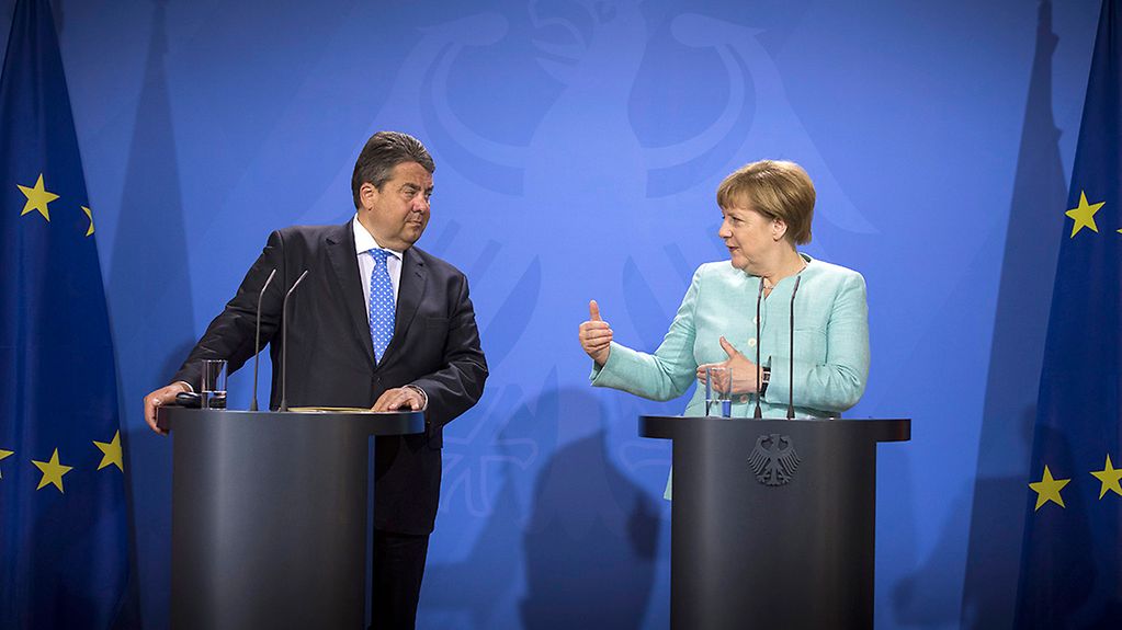 Bundeskanzlerin Angela Merkel und Wirtschaftsminister Sigmar Gabriel während eines gemeinsamen Pressestatements,