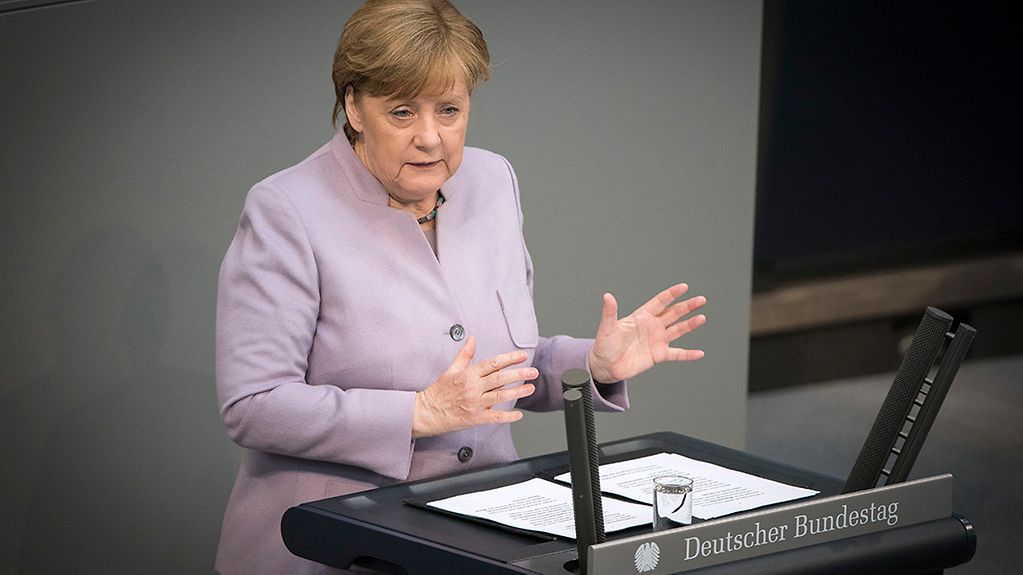 Bundeskanzlerin Angela Merkel gibt im Bundestag eine Regierungserklärung zum bevorstehenden Europäischen Ratstreffen in Brüssel zum Brexit.