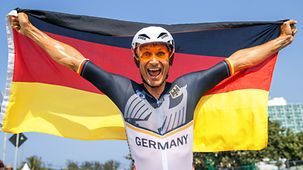 Michael Teuber jubelt mit der deutschen Fahne.