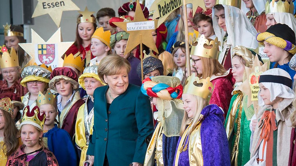 Bundeskanzlerin Angela Merkel mit Sternsingern im Kanzleramt.