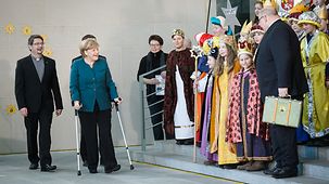 Bundeskanzlerin Angela Merkel begrüßt die Sternsinger.