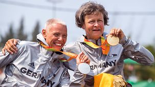 Dorothee Vieth (rechts mit Gold) und Andrea Eskau (links mit Silber) jubeln gemeinsam mit ihren Medaillen.