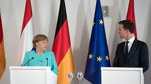 Bundeskanzlerin Angela Merkel und der Ministerpräsident der Niederlande, Mark Rutte, bei der abschließenden Pressekonferenz.